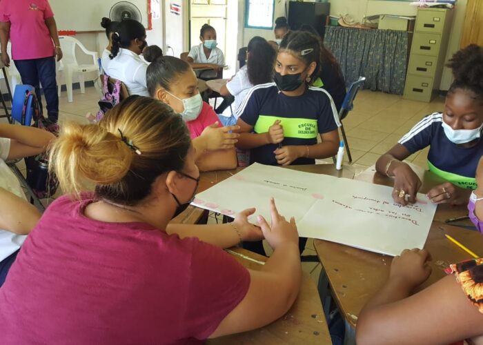 Vida Afrolatina grantee partner AfroPoderosas leading community workshops for young women