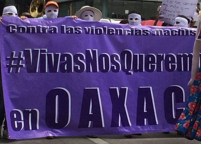 Protesters holding a banner with the hashtag VivasNosQueremosEnOaxaca in 2016