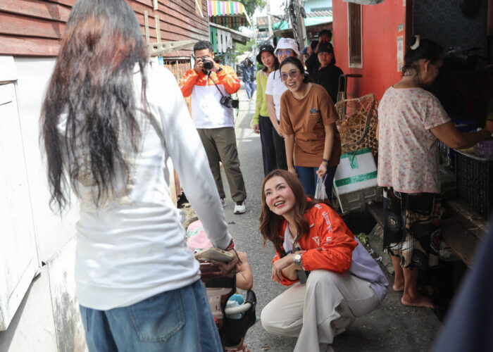 Colmena Page 3 Women greet on a street
